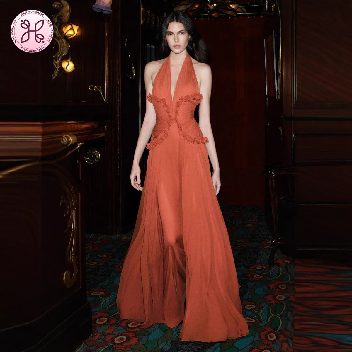 Luksusowa suknia typu halter - głęboki dekolt w serek, marszczona talia, wycięcie maxi (Elegancka suknia ślubna na plażę dla kobiet)