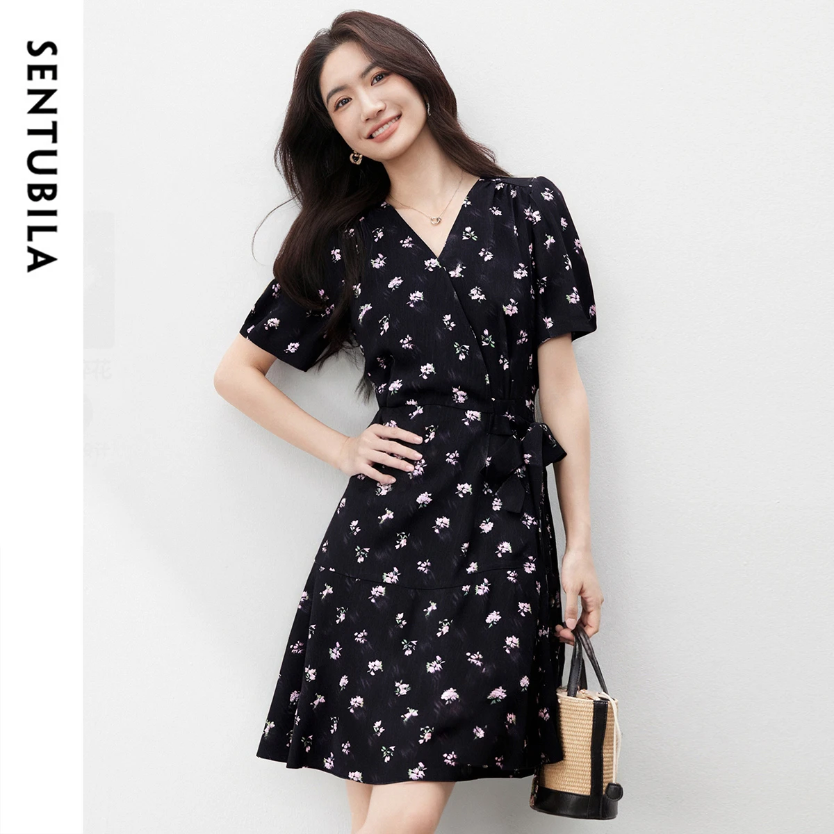 

SENTUBILA Floral Dress Women‘s 2025 Summer V-neck Puff Sleeve Short Print Lace Up Tea Break Fitted-Waist Dress 152LO3097