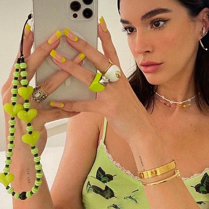 

Цветной полосатый акриловый ремешок на запястье телефона в форме сердца, ремешок для мобильного телефона, эластичная свободные руки