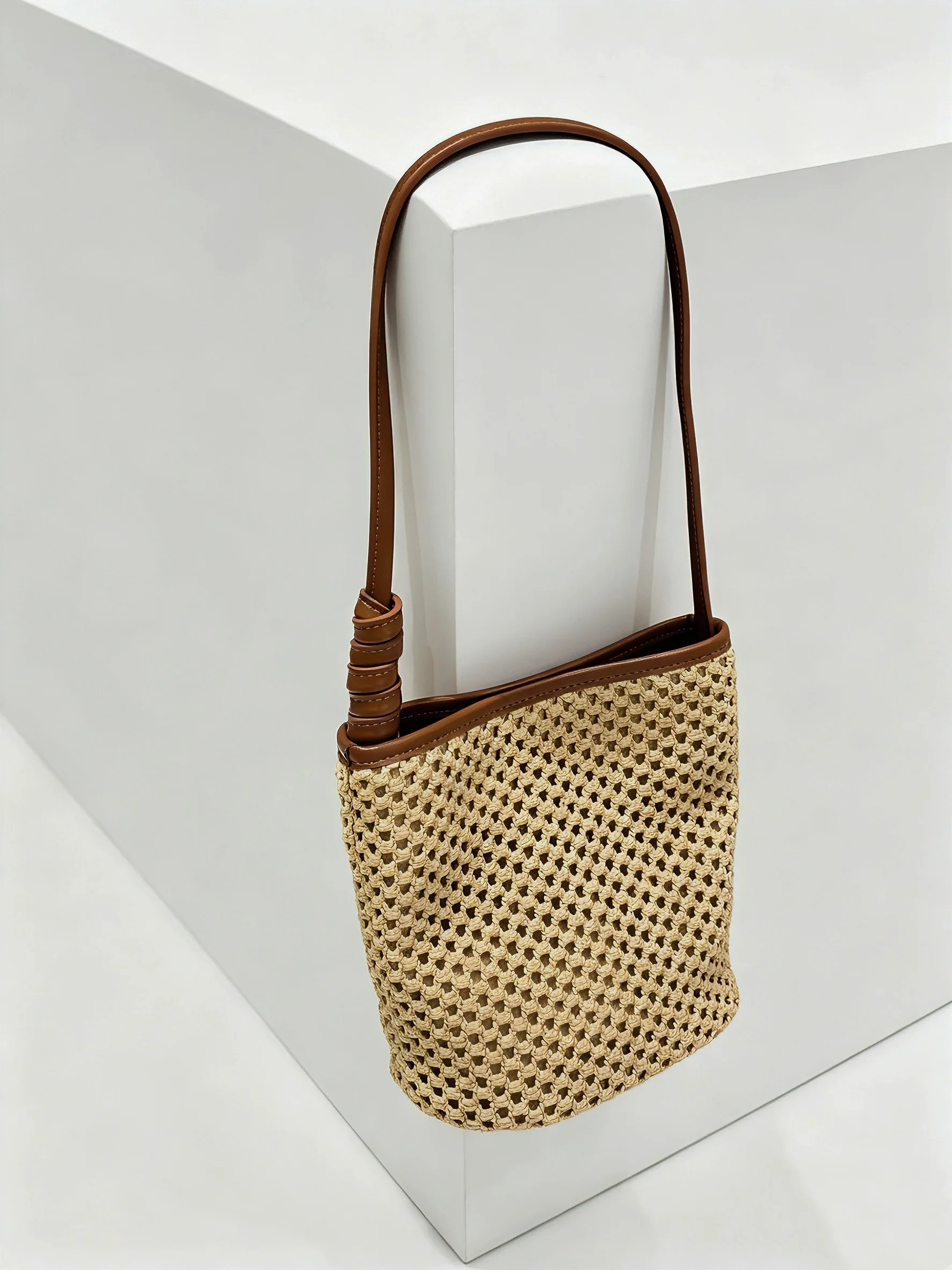 

2026 New Fashion Woven Bag for Women Minimalist Commuter Crossbody Straw Shoulder Bag Niche High-End Bucket Bag