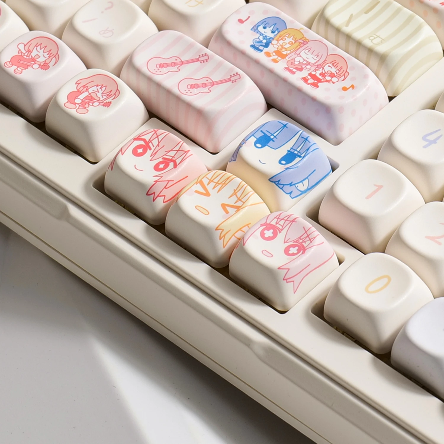

Cute Bocchi Keycaps Anime 141 Keys MOA Keycaps Gift Pbt Key Cap DYE-Sub Mechanical Keyboard Includ2.25 U 2.75U for Alice Caps