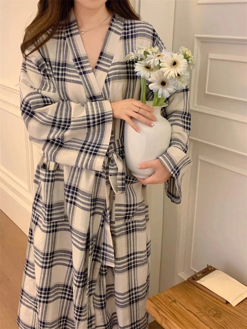 Neu eingetroffen: Damen-Nachthemd: Minimalistischer Bademantel für Frühling/Herbst – Langer, lockerer Kimono im Instagram-inspirierten Homewear-Stil – Detail 10