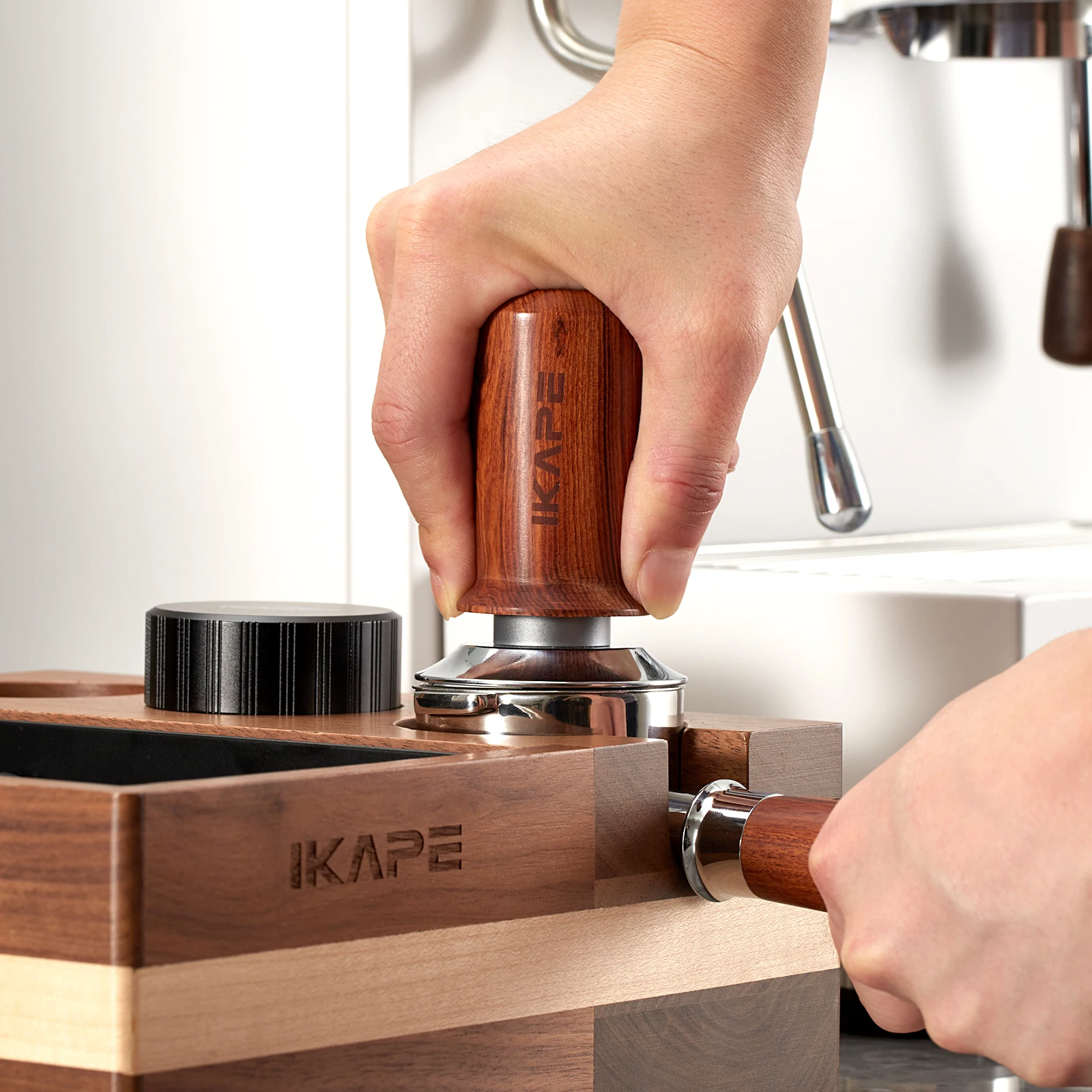 Tamper per caffè espresso IKAPE V3, pressino per caffè calibrato a molla con acciaio inossidabile premium, manomissione con manico in legno di noce