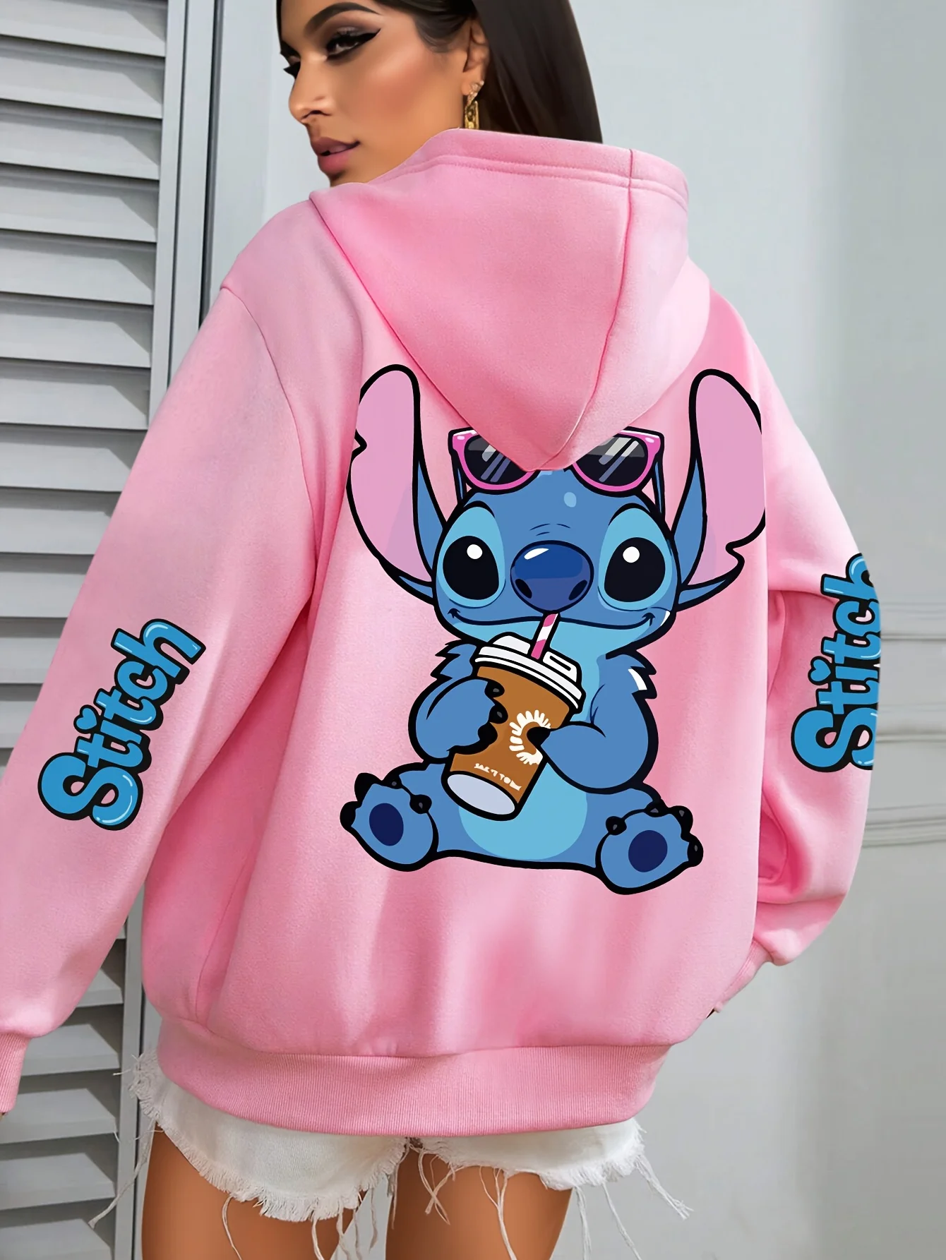 2025 ديزني ستيتش ترتدي النظارات الشمسية ومشروبات القهوة! الوردي الأمريكية الرجعية هوديي العلامة التجارية العصرية المطبوعة الخريف / الشتاء معطف فضفاض