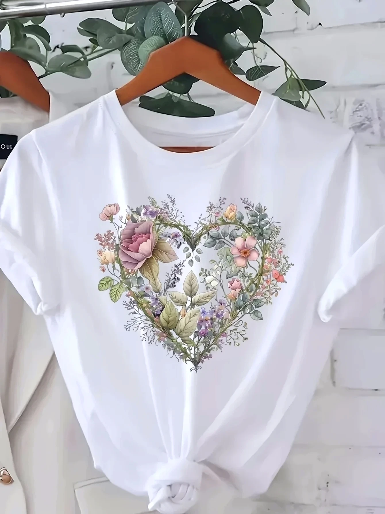 

Casual Breathable Round Neck Short Sleeve Top Valentine's Day Summer Vibrant Botanical Tee Women's Floral Heart Print T-Shirt