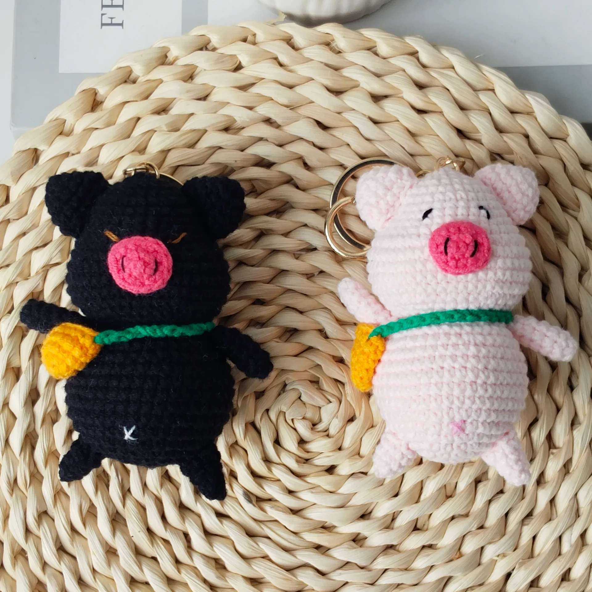 Niedlicher gehäkelter Schweinchen-Anhänger, handgemachter gestrickter Cartoon-Schlüsselanhänger, gewebter Schweinchen-Schlüsselanhänger, lustiges Geschenk zum Aufhängen am Rucksack – Detail 2