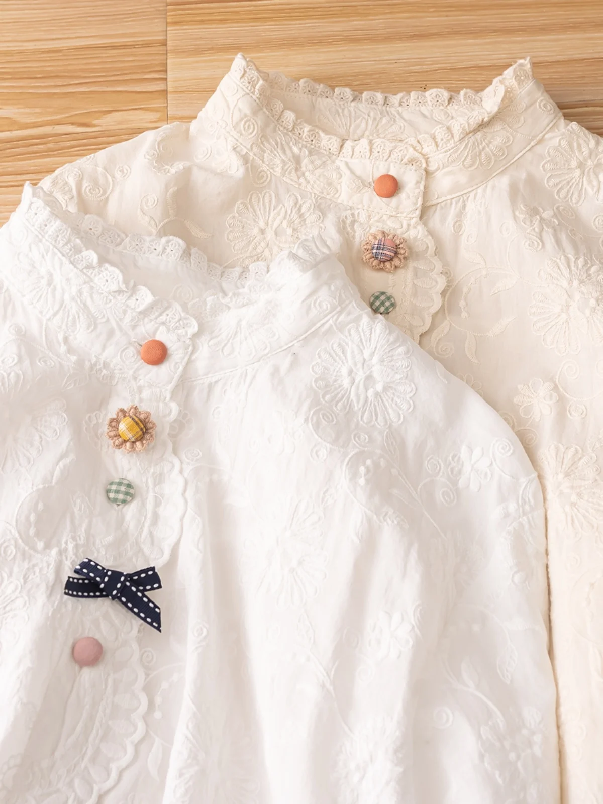 

Осенняя женская блузка с длинным рукавом, воротником-стойкой, пуговицами, волнистым узором и отделкой из деревянных элементов, модный топ для женщин