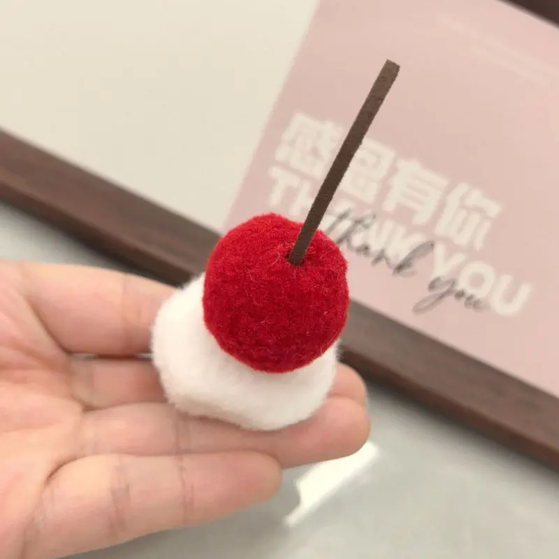 30 Stück selbstklebende Plüschstoff-Accessoires, Baby-Kirsch-Kuchen-Applikationen in Rot für Hüte, Taschen, Kleidung, Materialien, Aufnäher – Detail 8
