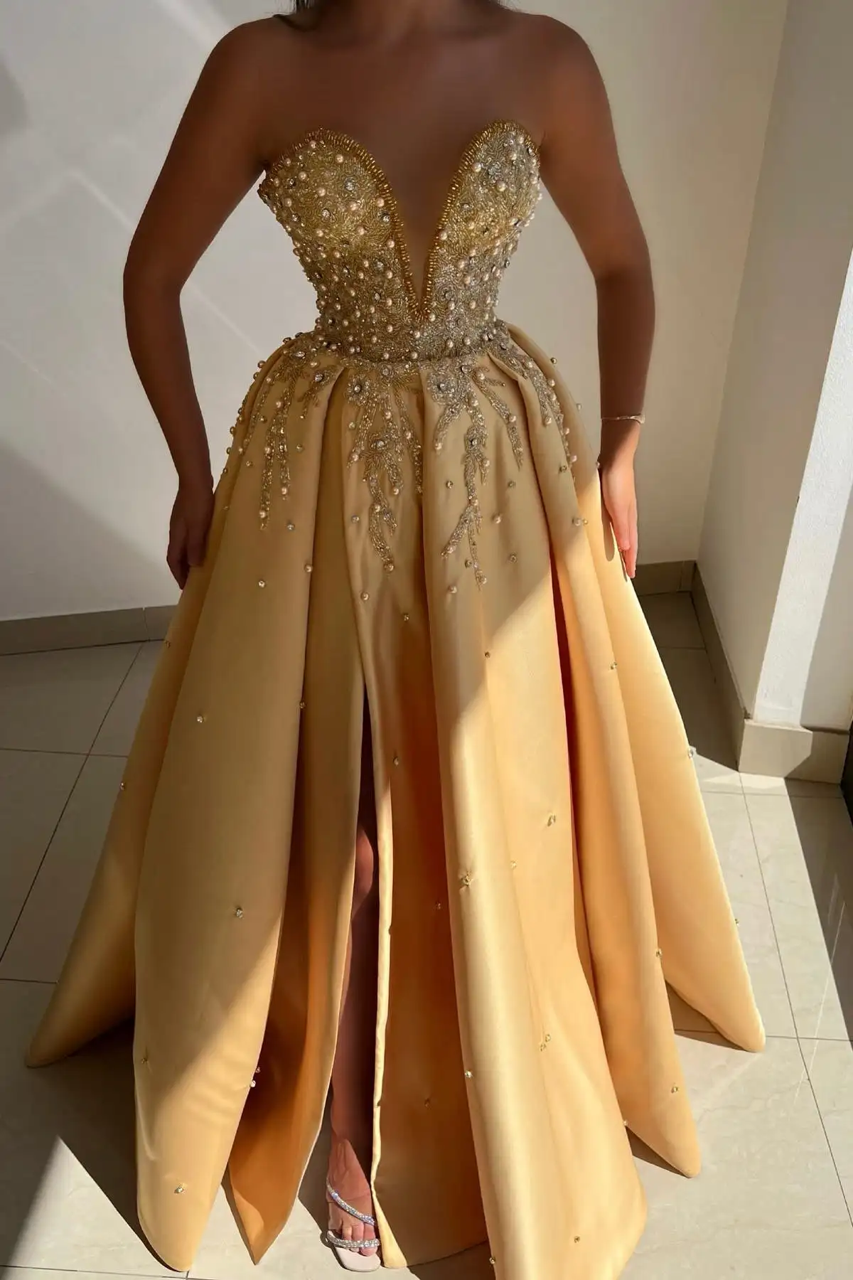 

2024 Champagne Sleeveless V-Neck A-Line Prom Dress with Appliques Pearls and Split فساتين حفلة موسيقية