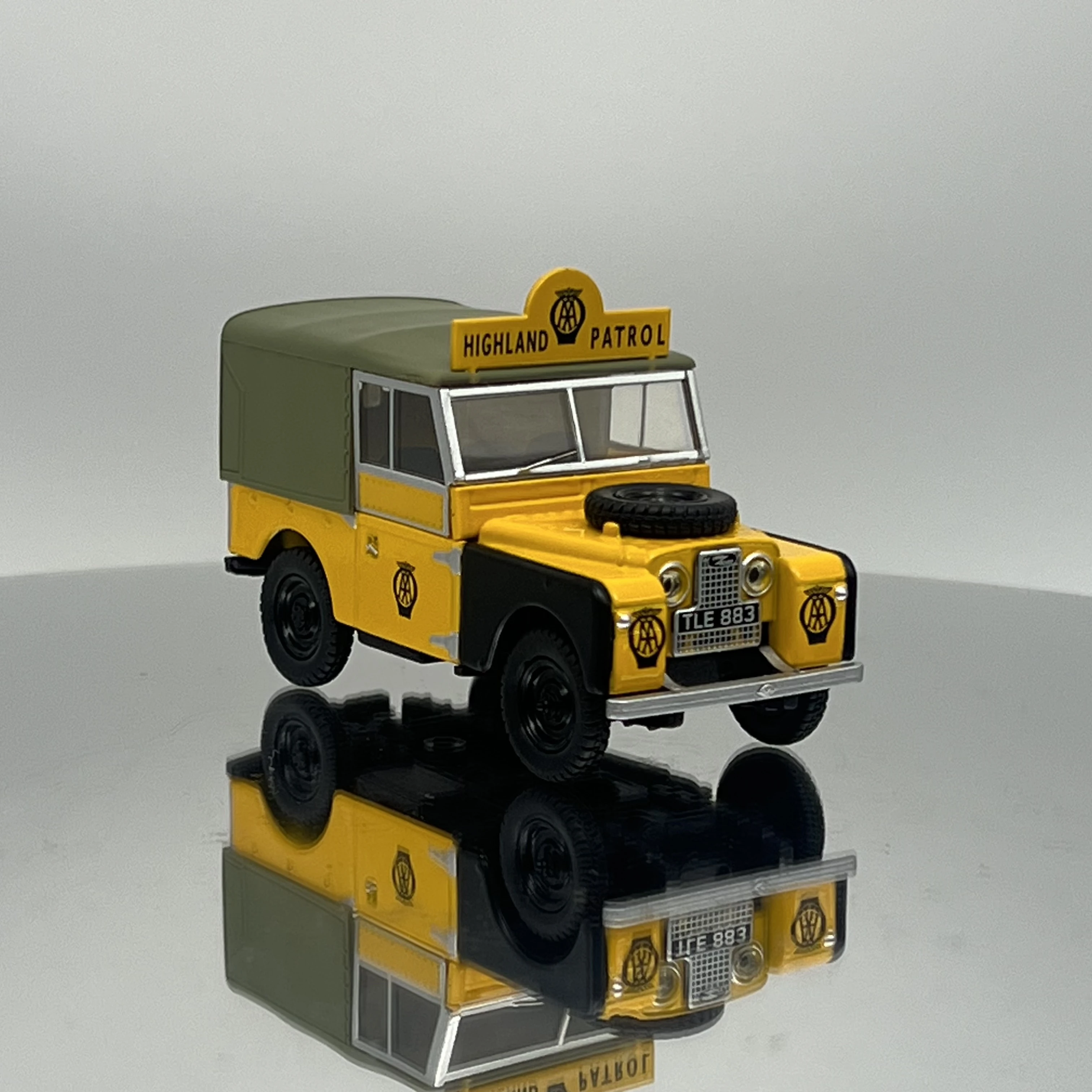 Diecast 1/43 Scale AA Land Rover 86 Highland Patrol Off-road Model Oxford Alloy Car Model Collectible Toy Gift Souvenir Display