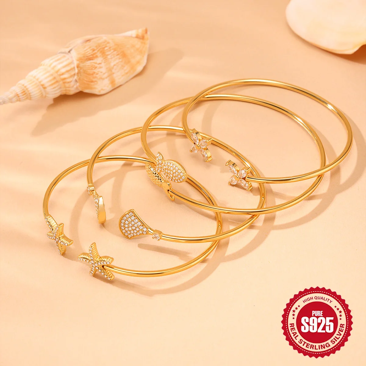 

The 18K gold-plated bracelet is open and easy to wear. It is versatile and fashionable and suitable for daily wear.