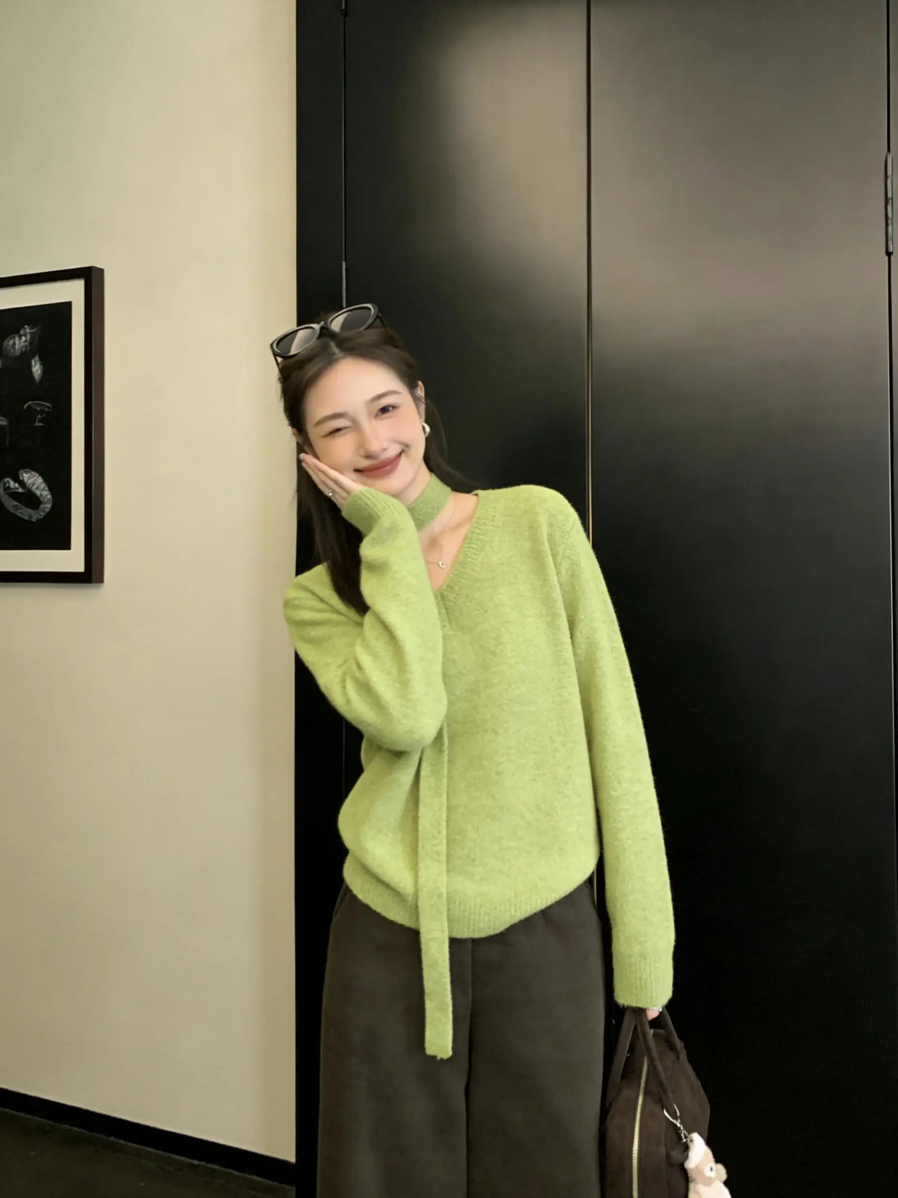 

Японский вязаный свитер с V-образным вырезом для женщин: свободный, мягкий, с длинными рукавами, весенний, модный, омолаживающий, повседневный трикотаж