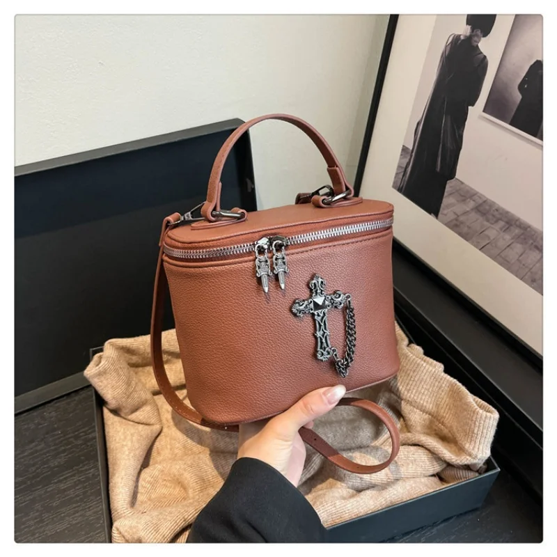 กระเป๋าสะพายทรงสี่เหลี่ยมสำหรับผู้หญิง แฟชั่นฤดูหนาว 2025 กระเป๋าสะพายข้างแบบมีสายโซ่  วัสดุ PU  กระเป๋าสะพายไหล่  ดีไซน์หรูหรา  กระเป๋าใส่โทรศัพท์มือถือขนาดเล็ก