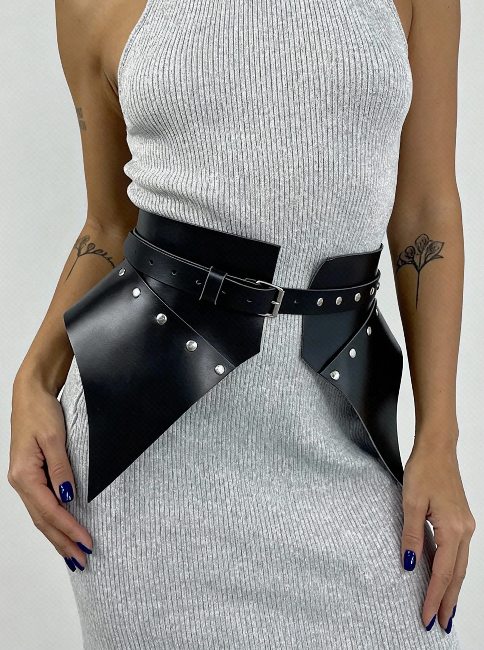 

Женский широкий кожаный пояс - черный корсетный ремень с серебряной пряжкой и люверсами - универсальный модный аксессуар для платья