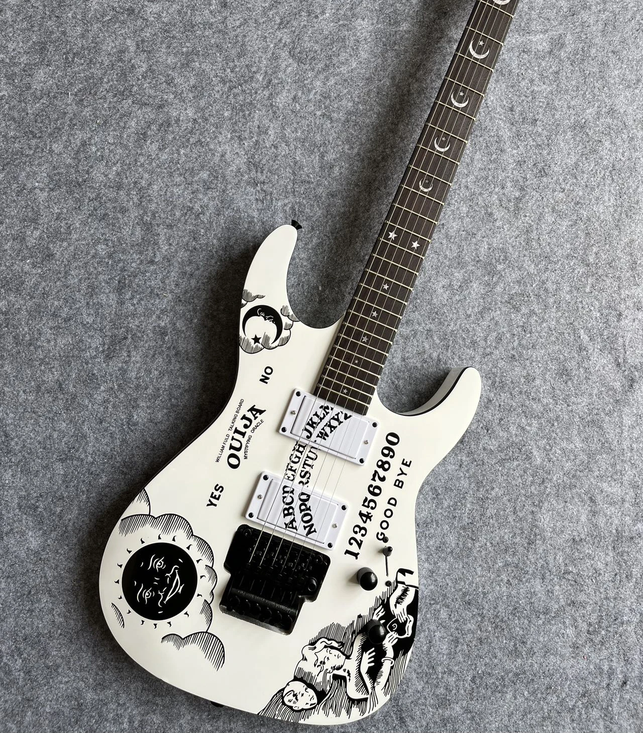 

Белая гитара Kirk Hammett Metallic KH2 M-II Mummy Karloff Tlmummy