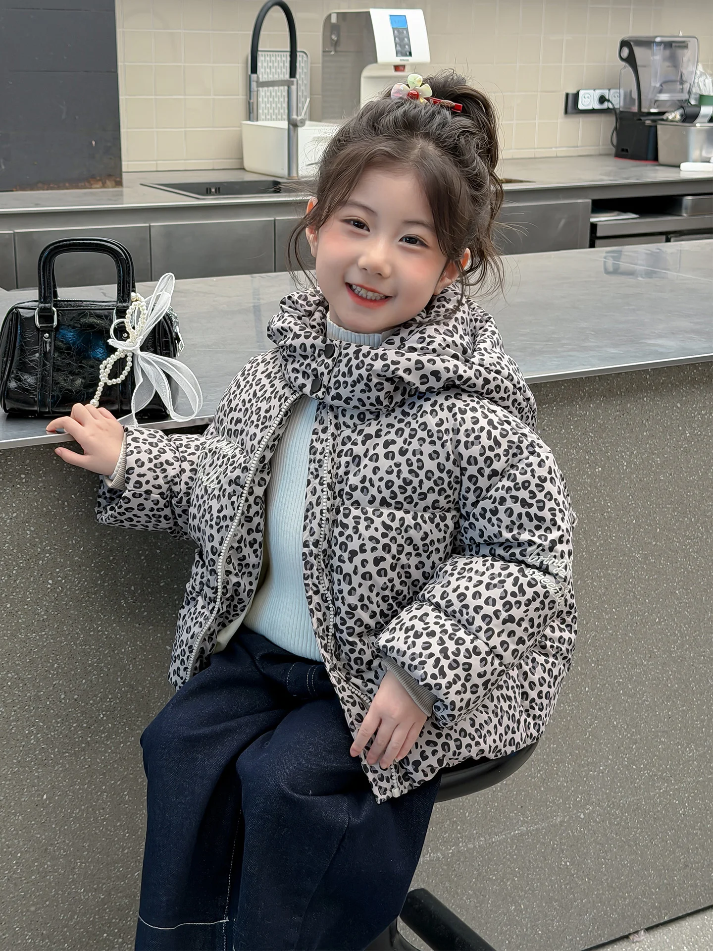 

Модная зимняя куртка для девочек 2026 года, новая модель, хлопковое пальто в клетку для малышей, детская зимняя одежда для девочек, для дома и улицы