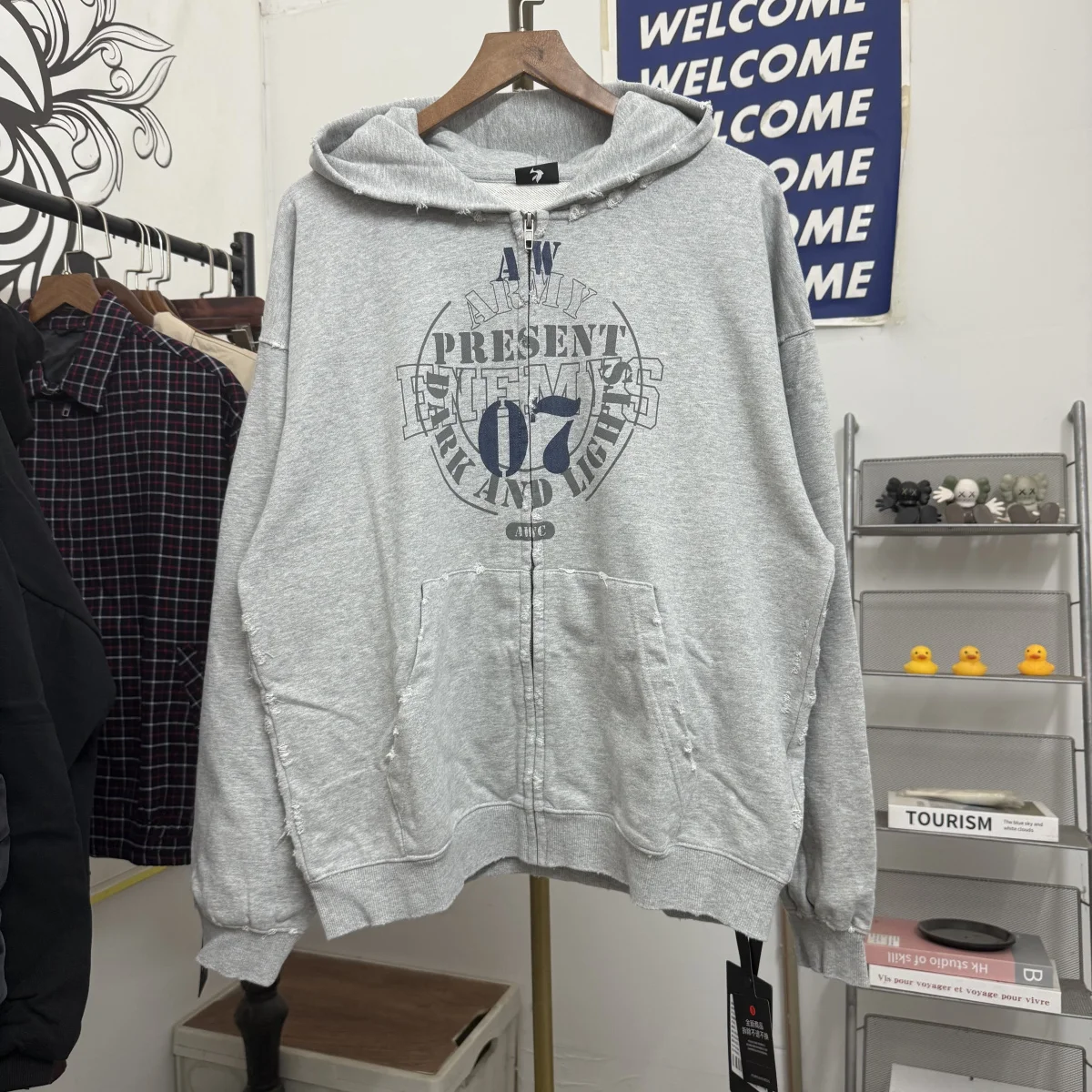 

Мужской модный кардиган-худи в американском уличном стиле с буквенным принтом, рваными элементами, свободного кроя, из хлопка и полиэстера