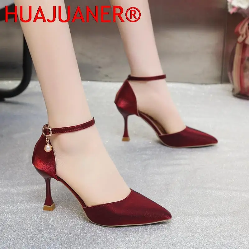 2023 Sommer neue spitze Zehen Stiletto sexy High Heels Schnalle Riemen hohl Satin Wildleder rot Hochzeits schuhe Kleid Bankett Pumps Perle