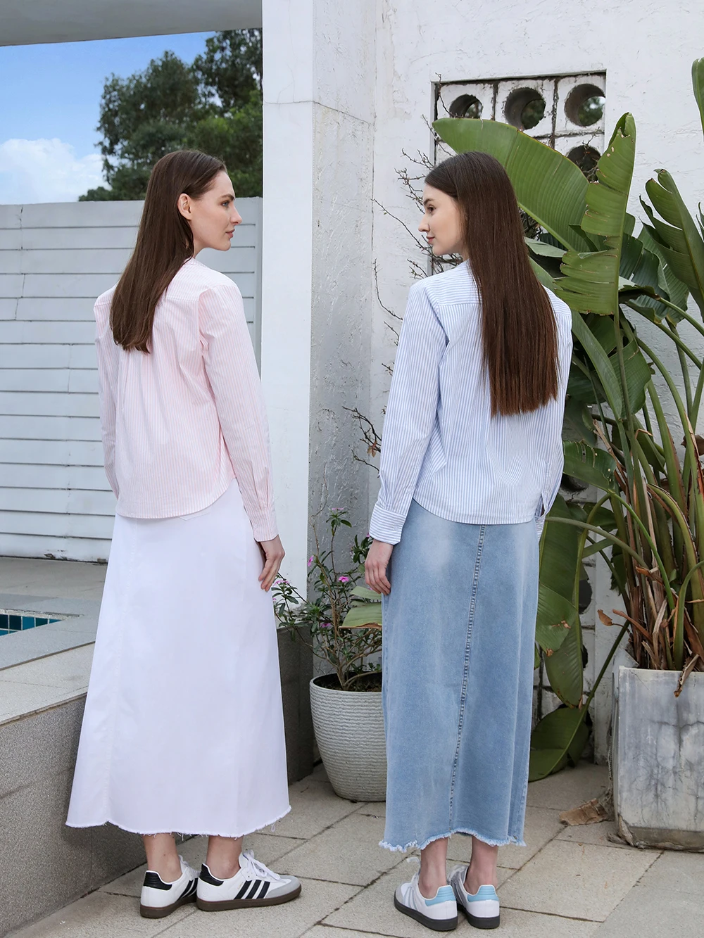 AP SS25 Blusa feminina listrada e camiseta sem mangas saia jeans estampada camisa de manga comprida