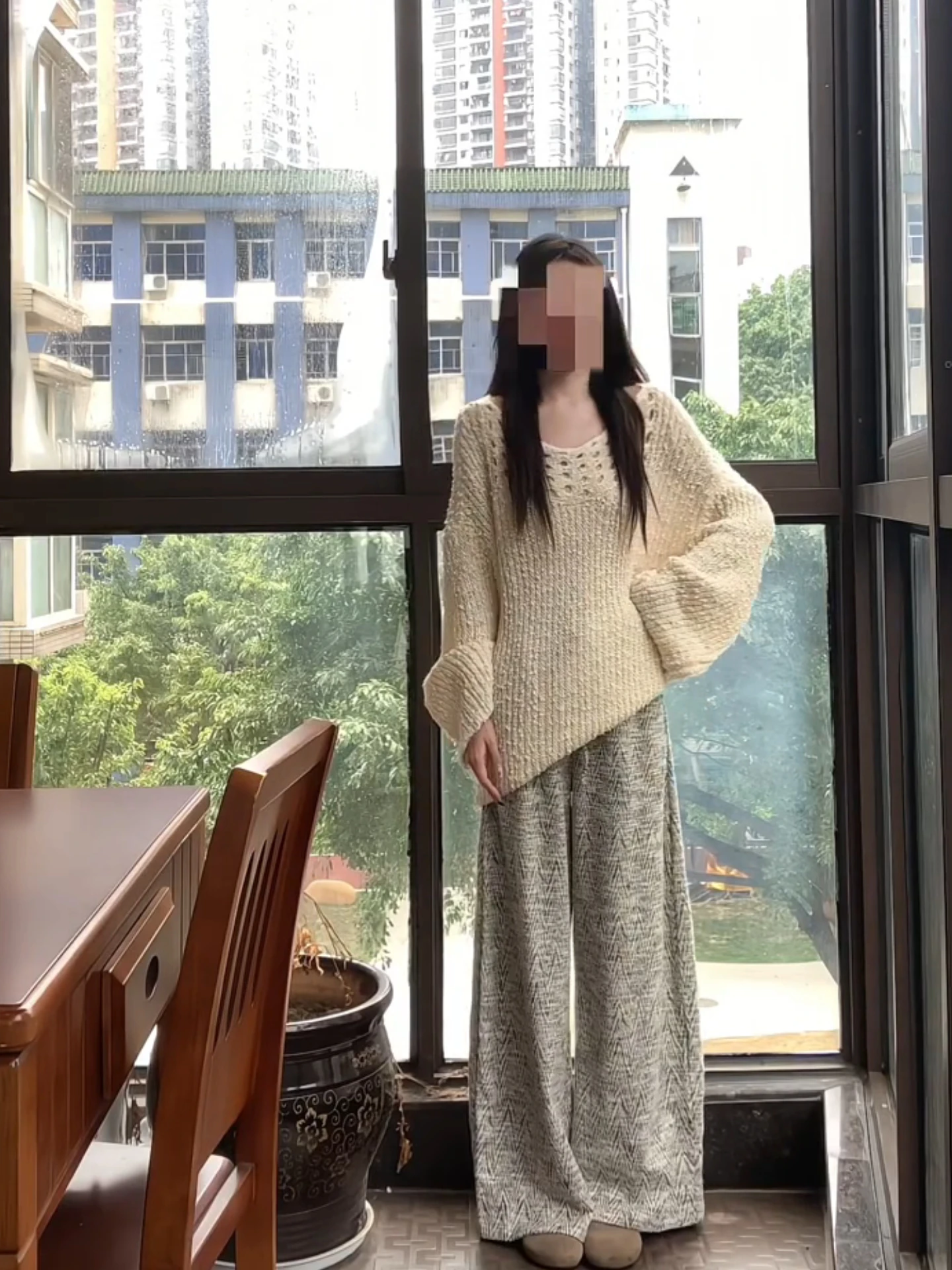 Damski luźny sweter z dzianiny, ażurowy, szydełkowany, miękki, przytulny, z fakturą w kropki, jesienno-zimowy, modny, casualowy, unikatowy, piękny top.