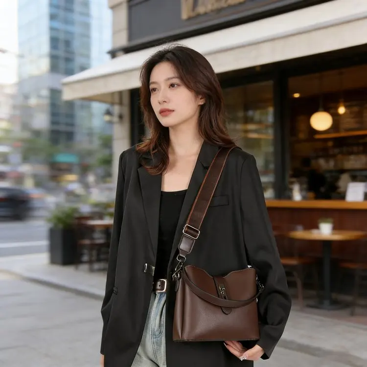 

2026 New Premium Versatile Retro Shoulder Bag Large Capacity Messenger Bag Fashion Temperament Hand Carry Bucket Bag