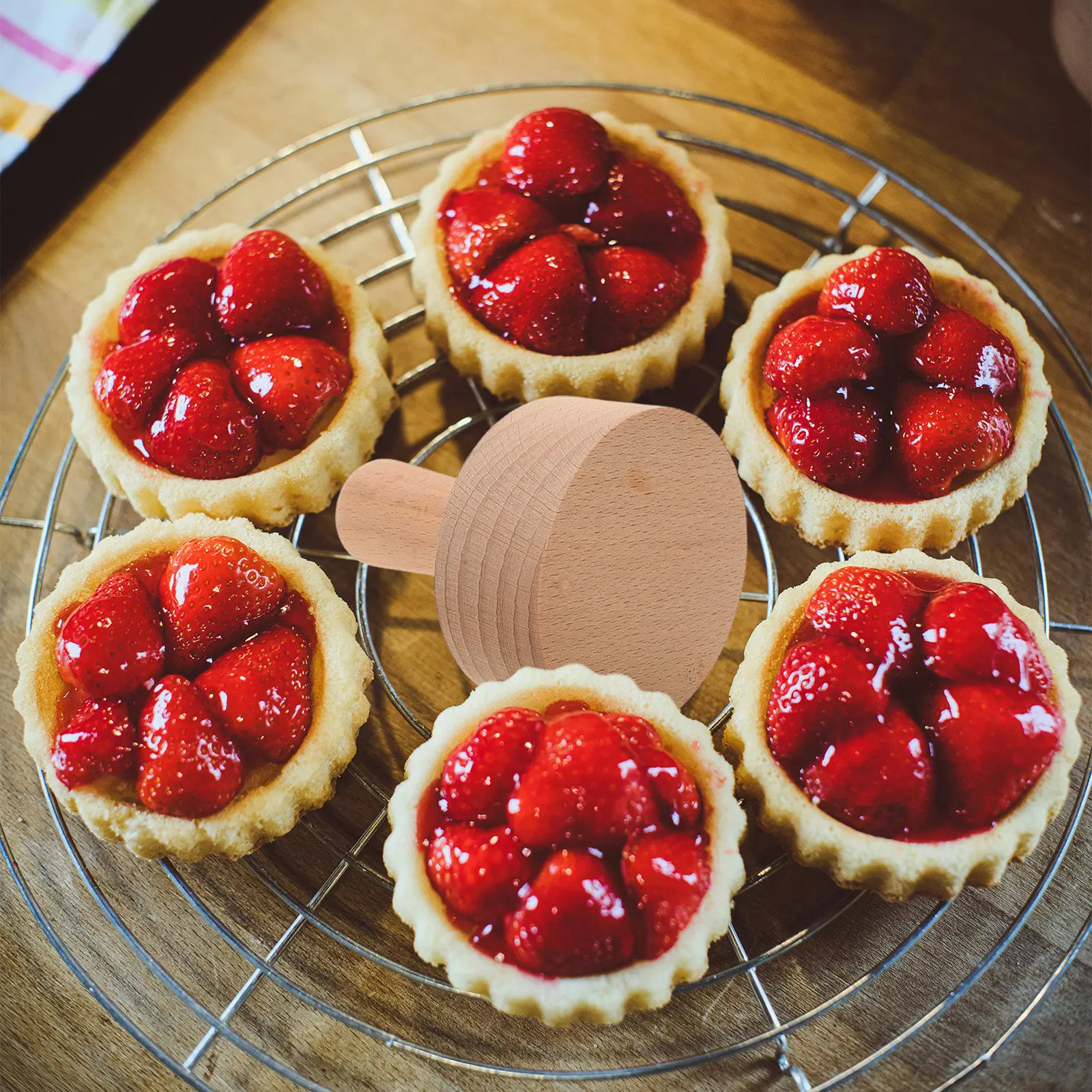 Wood Egg Tart Press Tool Round Tart Mold Removable Bottom Wooden Pastry Pusher Tamper Baking Mold for Home Professional Use