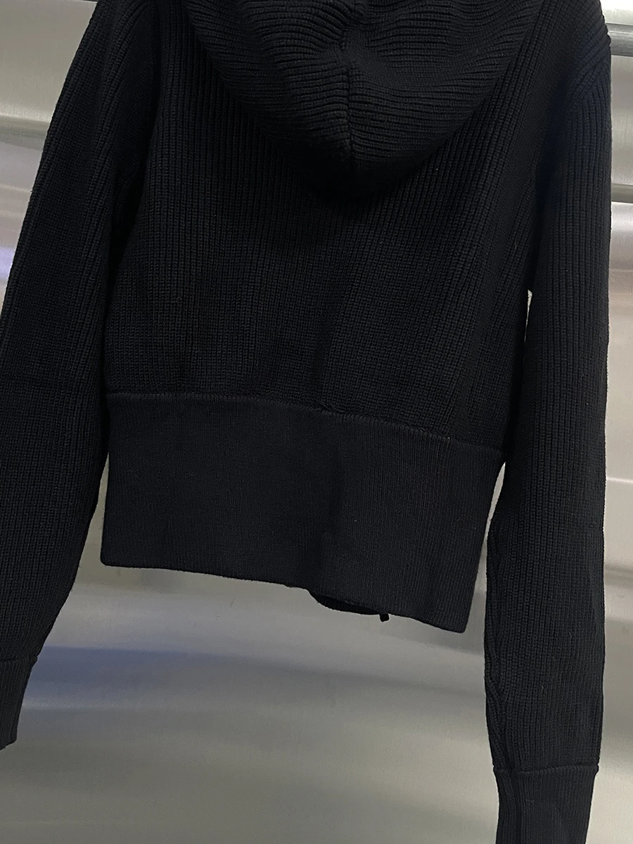 เสื้อสเวตเตอร์ CHICEVER สีดำแบบมีกระเป๋าต่อผ้า ดีไซน์สตรีทแวร์ทรงหลวม แขนยาว มีฮู้ด สำหรับผู้หญิง สไตล์แฟชั่นฤดูใบไม้ร่วง