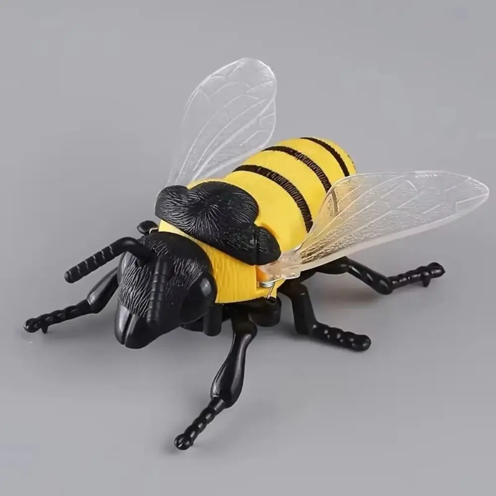 Insetto a carica manuale: modello realistico di scarabeo cicada in plastica, simulazione di insetto a catenella a spirale