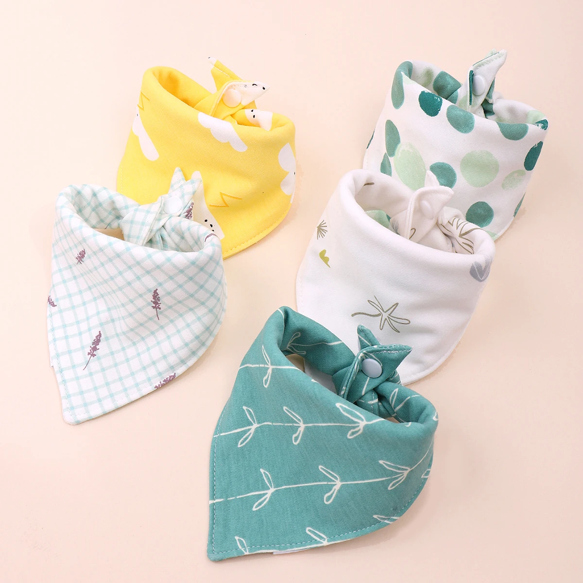 

3 шт. случайные детские нагрудники, хлопковый фартук для кормления, треугольные детские нагрудники для девочек и мальчиков, шарф для кормления с героями мультфильмов, нагрудник с воротником, нагрудник, ткань для отрыжки