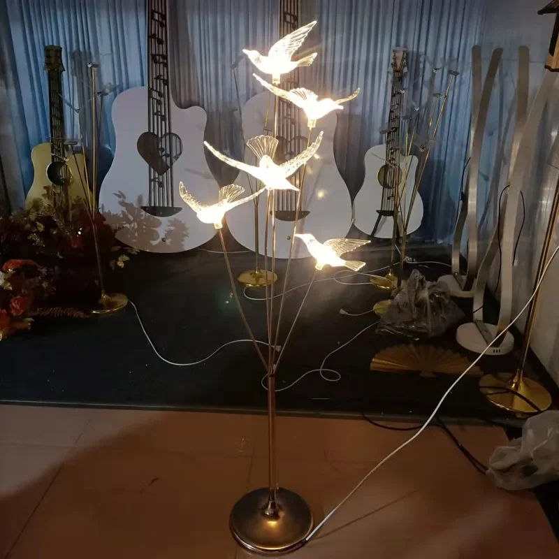 Oggetti di scena per matrimoni, lampadario a farfalla in ferro battuto, piombo stradale per collegare luci, scena di proposta di disposizione dell'illuminazione della scena di nozze.