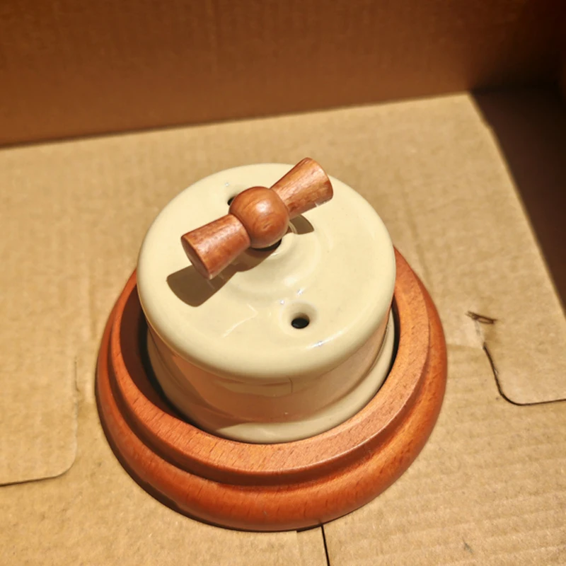 

Beige Retro Wall Surface Installation Knob Switch High-quality Ceramic Switch EU Socket