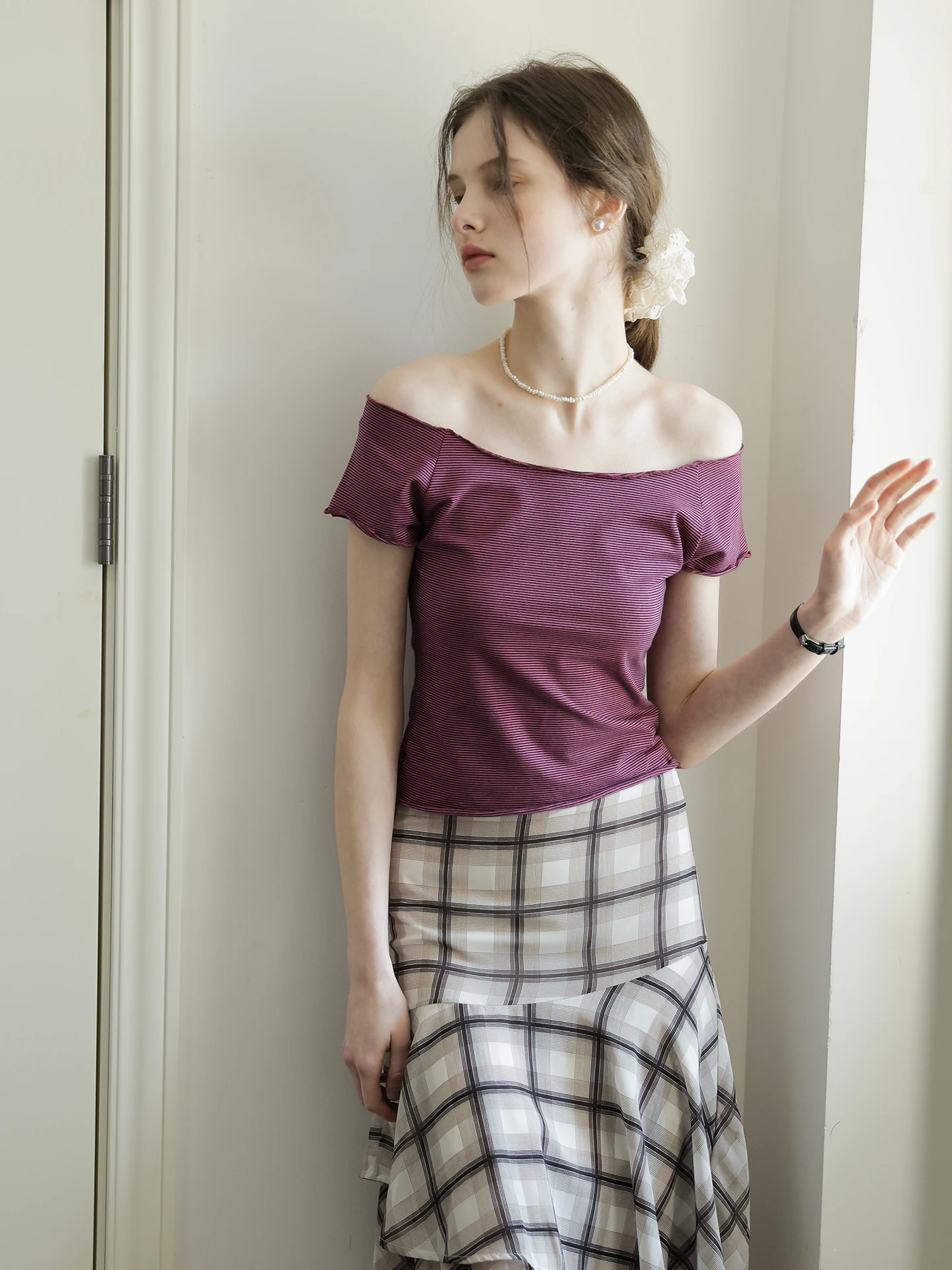 

Chun Ye White One-Shoulder T-Shirt Women's Summer New Elegant Style Sleeveless Top with Wooden Trim Striped Cotton Blend