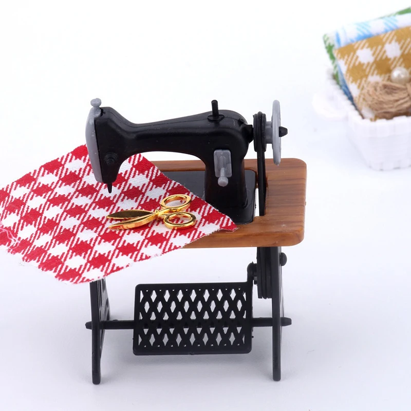 1:12 Dollhouse Miniature Furniture Wooden Sewing Machine with Thread Scissors Accessories Children Toys for Dolls House Decor