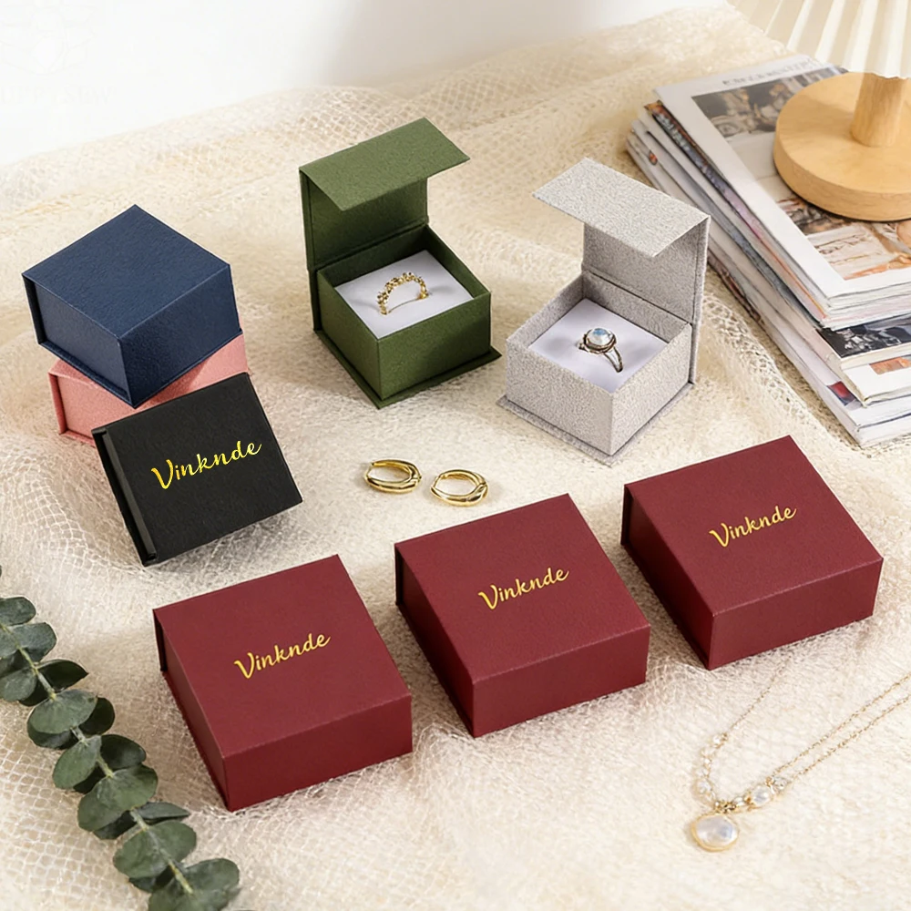 

20 шт. текстурированных подарочных коробок для украшений с индивидуальным логотипом, 6x6x4 см, 9x9x3.5 см, бежевые, зеленые, бумажные коробки для колец, серег, браслетов, ожерелий