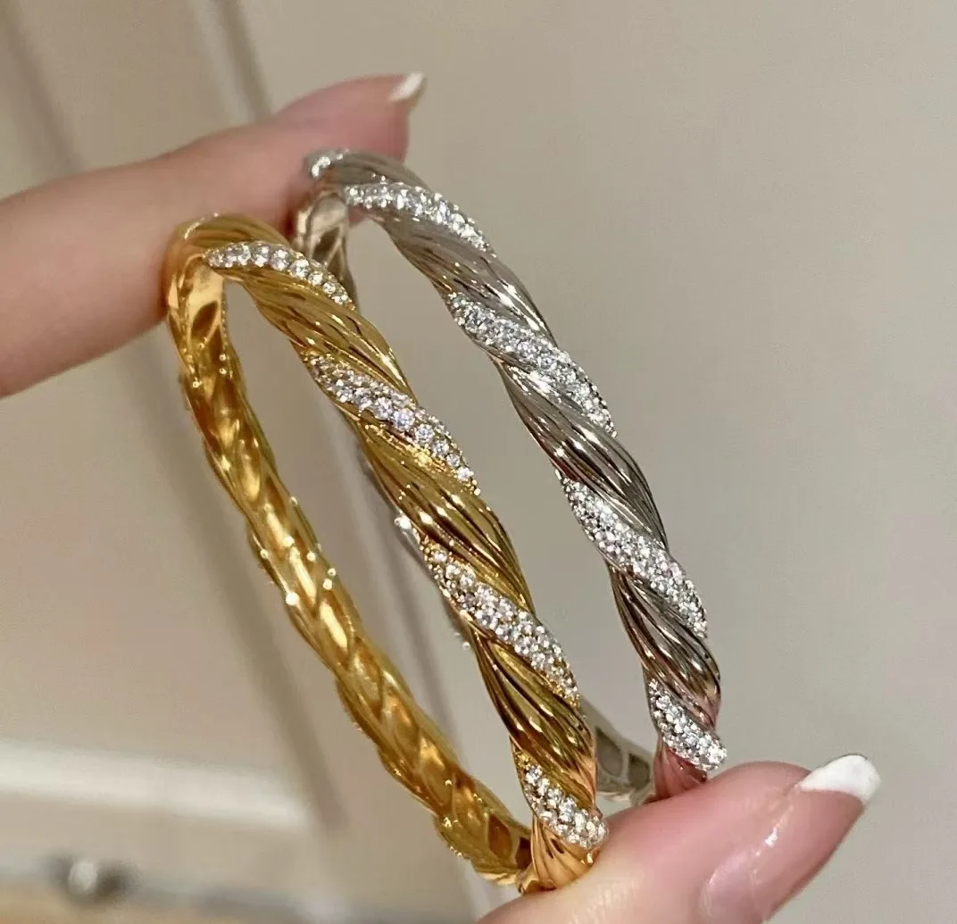 

2024 New Fashionable Classic Hot Selling European Retro Light Luxury Braided Bracelet Party Women's Hollow Flower Bracelet Luxur