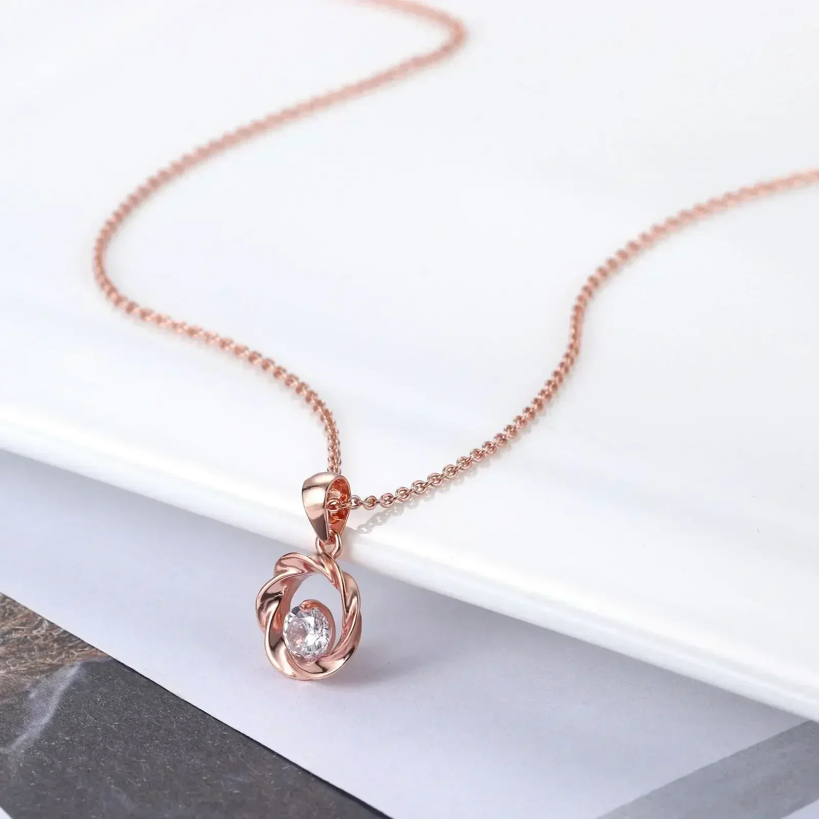 Ins Style Simple Fashion Rose Gold Color Choker for Women Zircon Spiral Collarbone Chain Necklace Pendant Accessories Jewelry