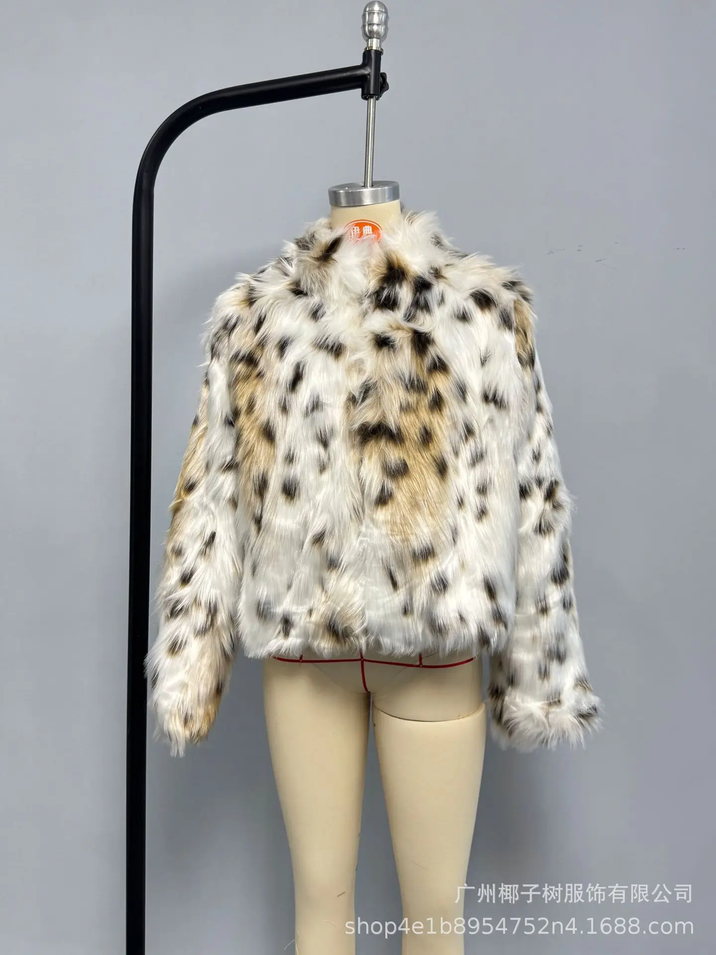 ملابس نسائية دافئة عالية الجودة 2025 نمط جديد طية صدر السترة فو الفراء معطف قصير ليوبارد طباعة نمط سترة