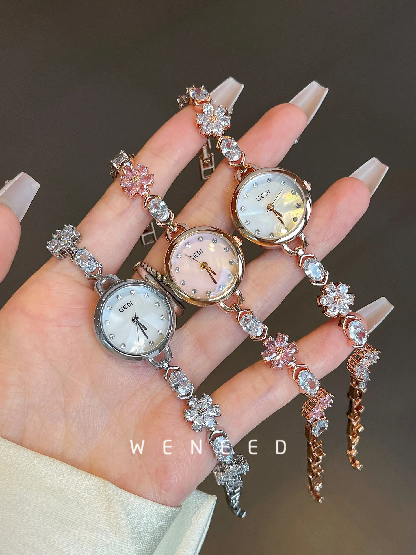 

Женские часы Sakura Watches 2026. Новая коллекция: изысканные, компактные и элегантные женские часы с изысканным дизайном браслета.