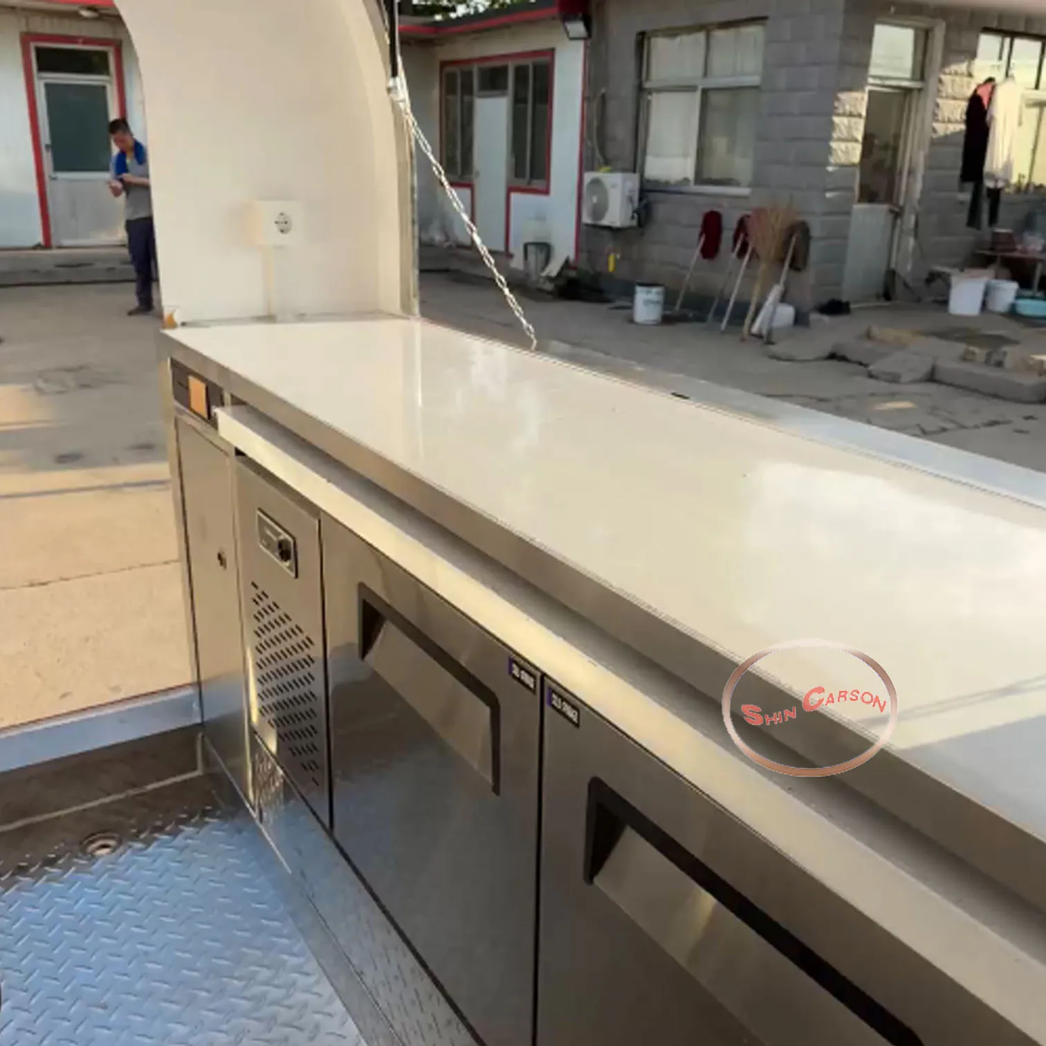 รถพ่วงขายอาหารสีแดงสดใสสำหรับใช้งานกลางแจ้ง - ครัวเคลื่อนที่ที่โดดเด่นสะดุดตาสำหรับงานจัดเลี้ยง