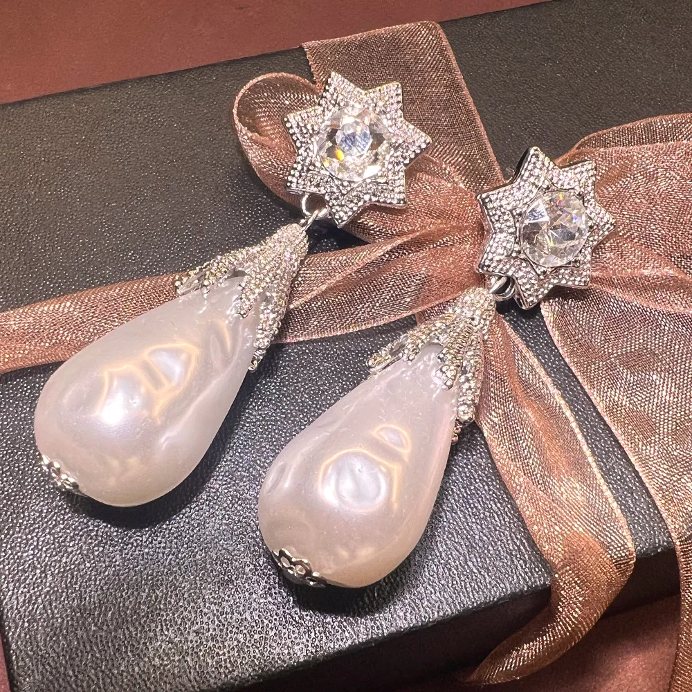 Summer high-end white water drop earrings, elegant and refreshing niche design light luxury plated real gold versatile pearl ear