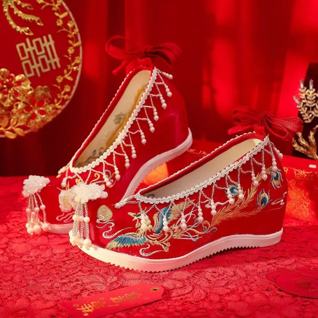 Chaussures de mariage brodées rouges pour femmes, Style ethnique, chaîne interne accrue, pompon de perles, lanière de cheville peu profonde, chaussures Hanfu, nouvelle collection