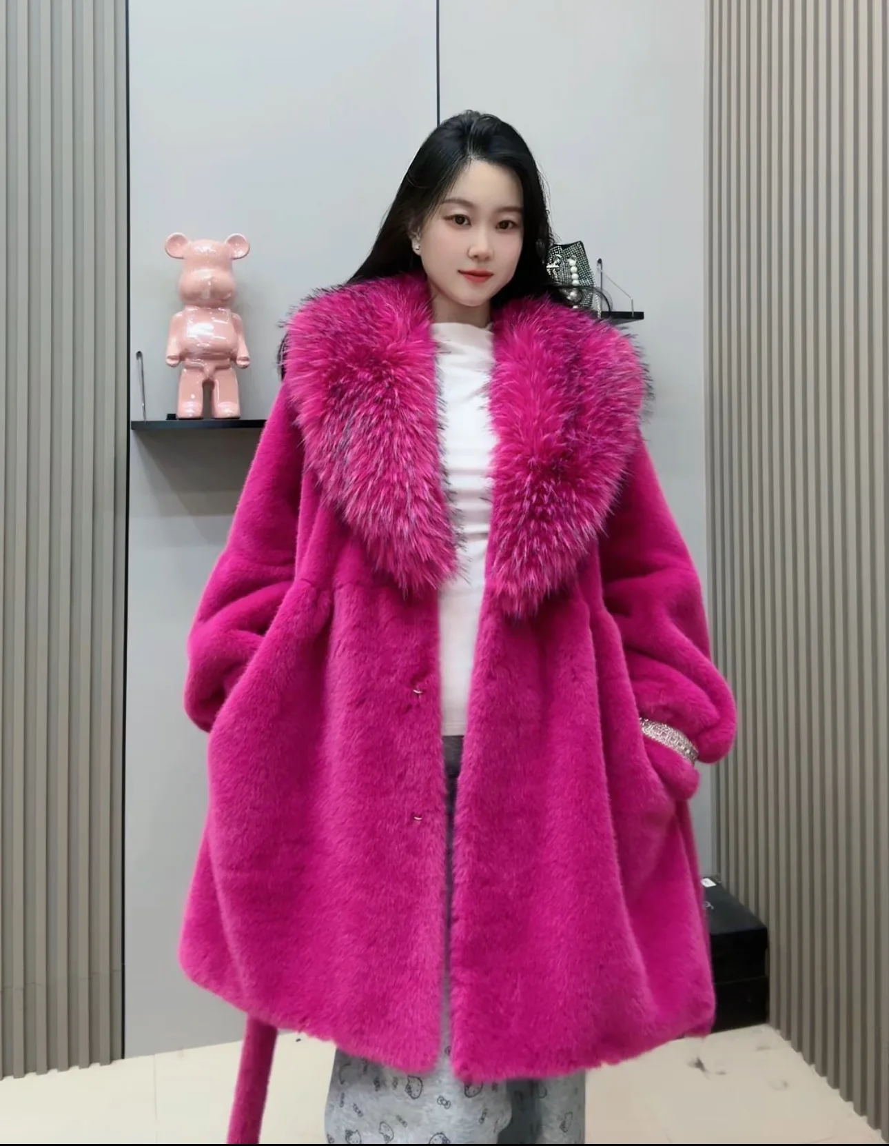 معطف فرو صناعي فاخر بياقة كبيرة على الموضة للنساء موضة أنيقة لشتاء 2025 معطف فروي سميك عالي الجودة