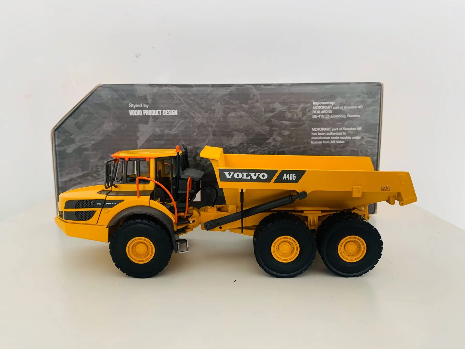 A40G Articulated Hauler Dump Truck 1/50 Scale Diecast Model New in Box