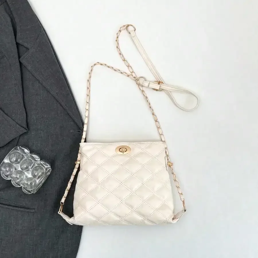 

Rhombus Chain Design Small Bag, Messenger Style Full Of Atmosphere, Spring And Summer Wear, Suitable For Seaside Dates And Small Parties At Night