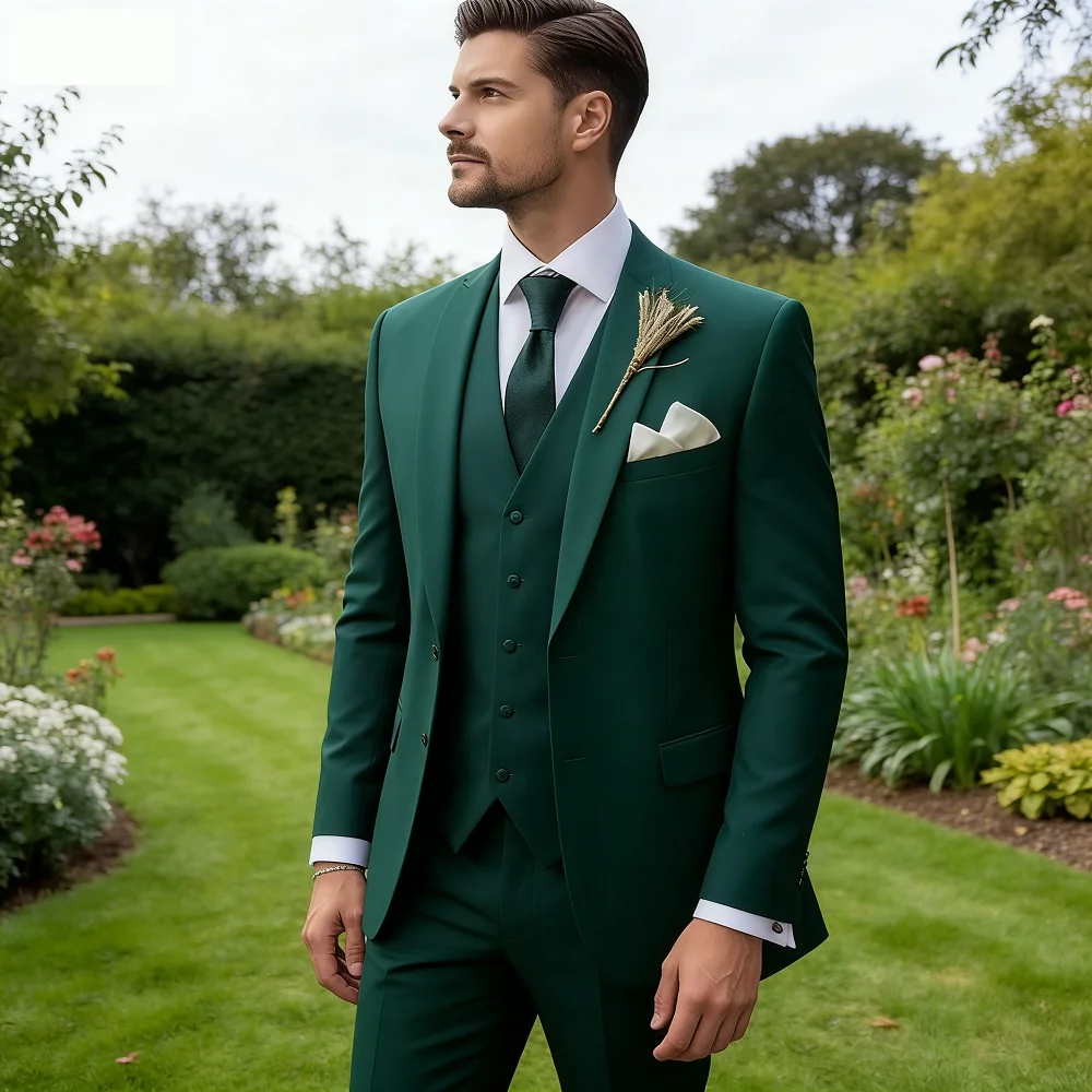 

Итальянский мужской костюм-тройка: темно-синий пиджак, приталенный крой, для свадьбы или торжественных мероприятий, с белым жилетом и запонками.