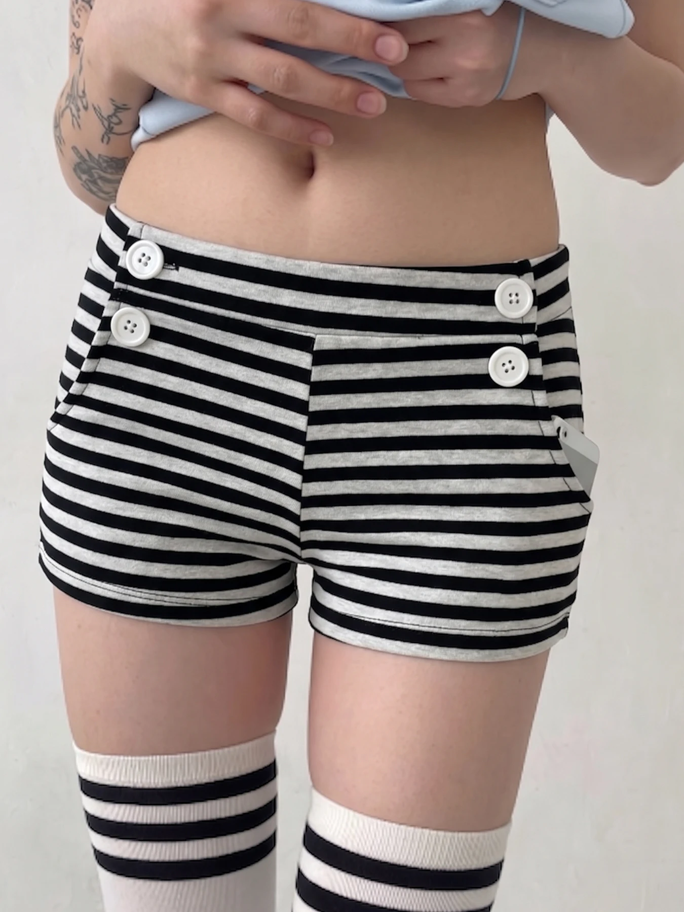 Sommerliche Basic-Shorts für Damen mit hoher Taille, Harajuku-Stil, einfarbig schwarz, grau gestreift, mit zwei Knöpfen an der Vordertasche, elastischem Bund, lässige Hose. – Detail 8