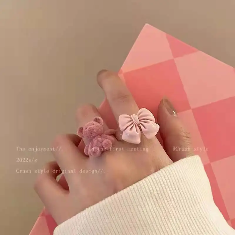 Pink Cute Bear Ring Female Kawaii Candy Color Bow Ring Biżuteria dla kobiet Nowy Kpop Modny Elegancki Urok Estetyczny Y2k Akcesoria