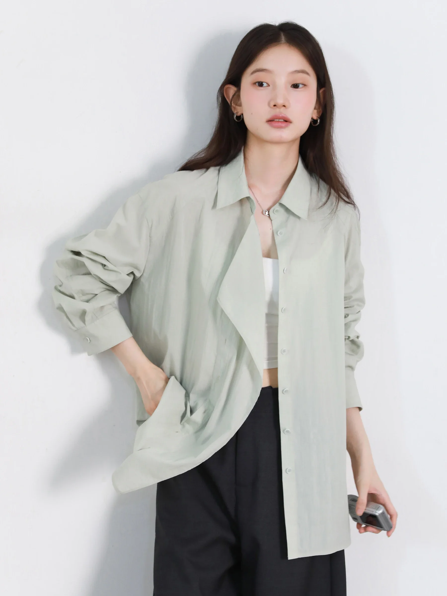 شيك فين قميص نسائي كوري غير رسمي فضفاض بأكمام طويلة غير متماثل بلوزات واحدة الصدر معطف نسائي رقيق لربيع وصيف 2025