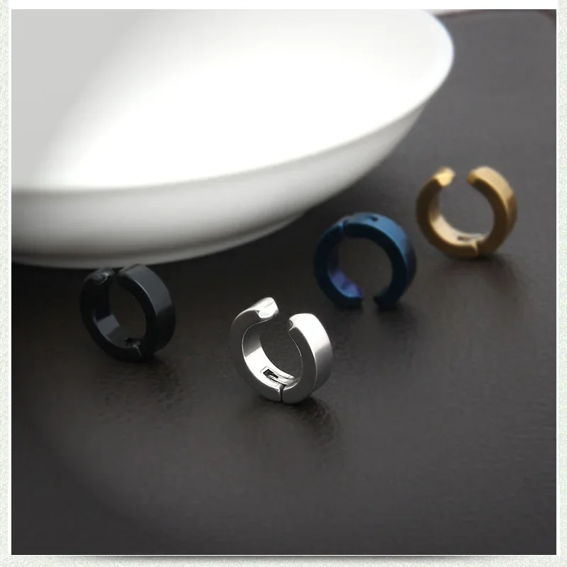 2 قطعة أنيمي بالمنشار رجل Yoshida Hirofumi تأثيري الأذن أقراط مشبكية النساء الرجال فاسق الأسود لا مثقوب وهمية الأذن دائرة البوب مجوهرات