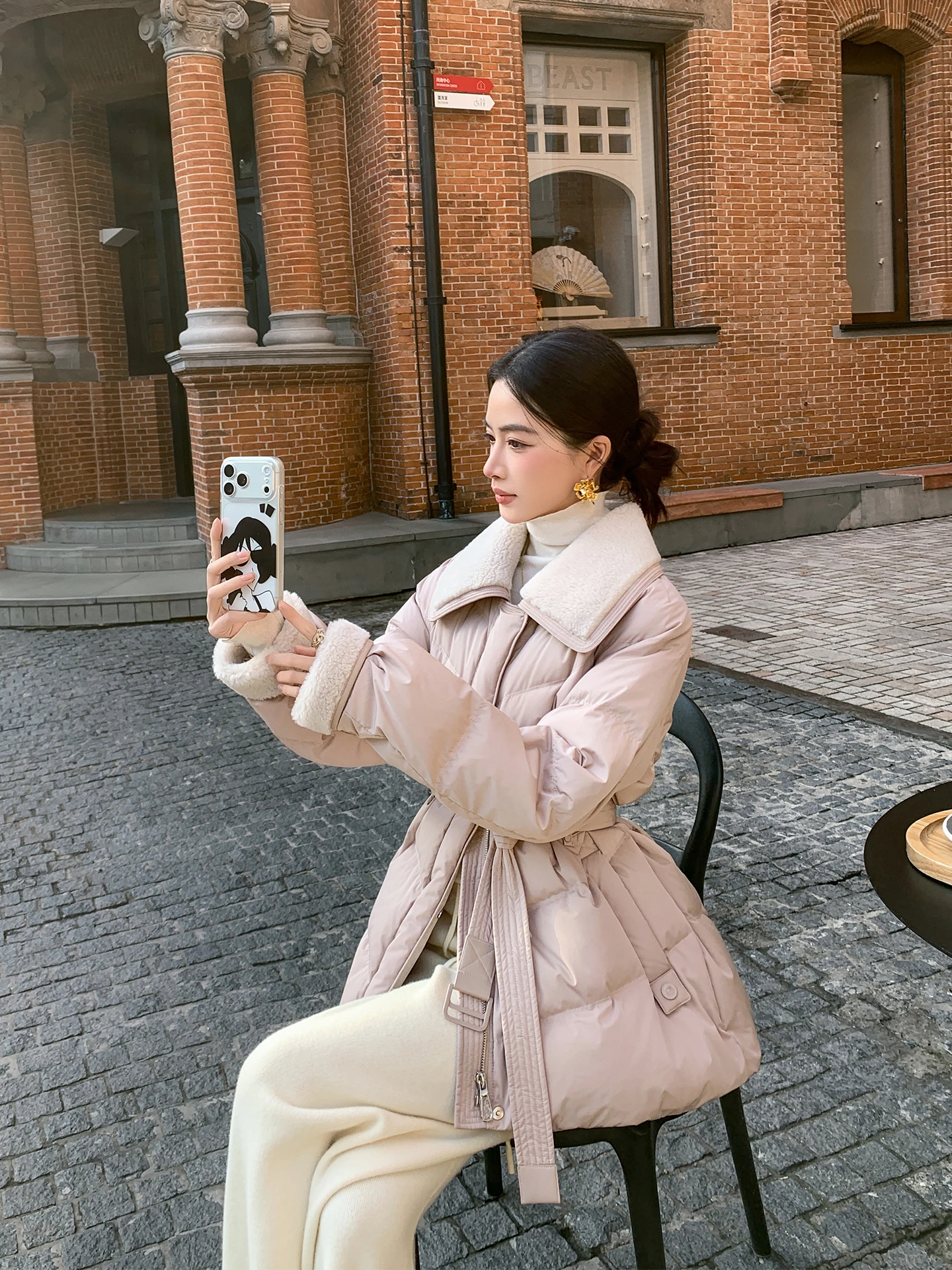 

Пуховик Binguo Pink для женщин, повседневный, с поясом, приталенный, из полиэстера, новая модная коллекция Зима 2025